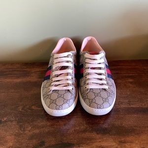 Gucci Women’s Ace GG Supreme Sneaker size 37/7 US